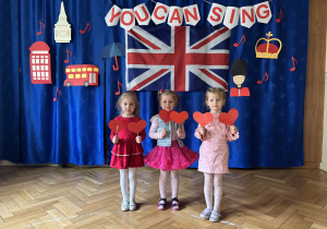 Dziewczynki pozują do zdjęcia przed konkursem.