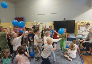 Dzieci podczas zabawy balonami.