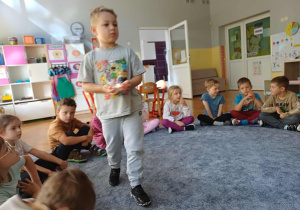Chłopiec idący ze świecą.