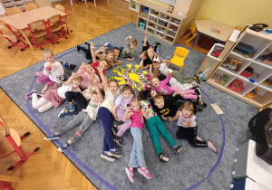 Zdjęcie grupowe dookoła słoneczka.
