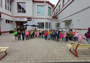 Zdjęcie obu grup przed budynkiem teatru Piccolo.