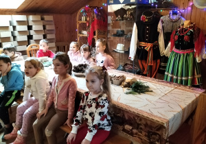 dzieci słuchaja polecenia prowadzącej