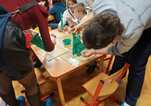 Rodzice oraz dziadkowie przy wykańczaniu prac technicznych.