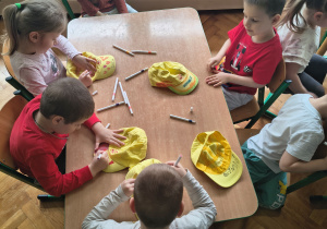 Dzieci pracują przy stoliku.
