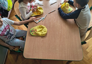 Dzieci pracują przy stoliku.