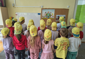 Cała grupa prezentuje swoje prace.