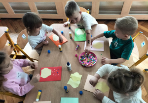 dzieci wykonują laurki
