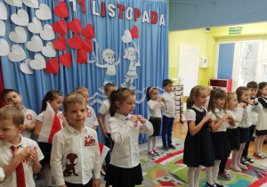 Dzieci z czwartej grupy śpiewają piosenkę patriotyczną.