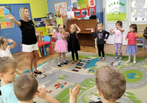 dzieci pokazują pierwsze ruchy w tańcu