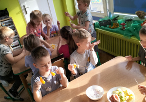 dzieci jedzą owocoe