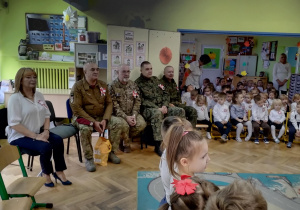 żołnierze na przedszkolnej uroczystości
