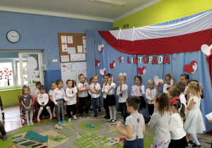 dzieci śpiewają piosenkę Szara piechota