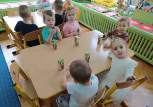 Dzieci spożywają słodki poczęstunek.
