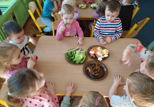 Dzieci degustują owoce i warzywa.