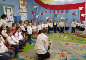 Przedszkolaki deklamują wiersz o godle Polski.