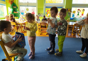 Dzieci skaładają życzenia urodzinowe Oliwierowi.