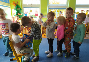 Dzieci skaładają życzenia urodzinowe Oliwierowi.