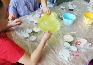 Dzieci wypełniają formy wcześniej przygotowanymi składnikami.