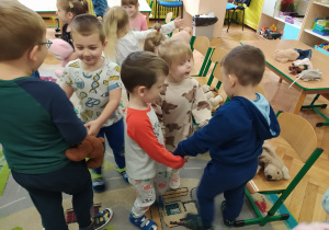 Dzieci uczestniczą w zabawach integracyjnych z innymi dziećmi z przedszkola.