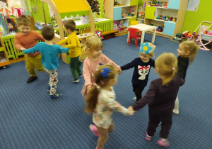 Dzieci tańczą przy piosenkach dziecięcych.