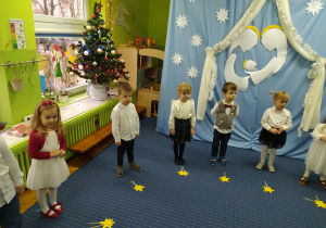 Dzieci śpiewają piosenkę świąteczną.