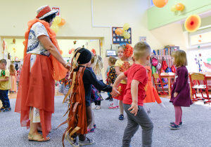 Pani Dorota tańczy z dziećmi z grupy Jagódki