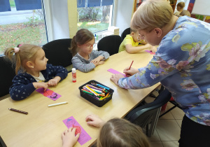 Dzieci kolorują własną zakładkę do książki.