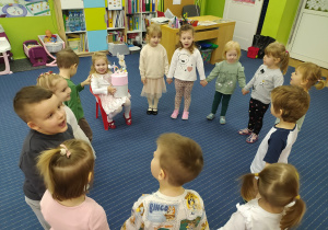Dzieci śpiewają piosenkę urodzinową Natalce.
