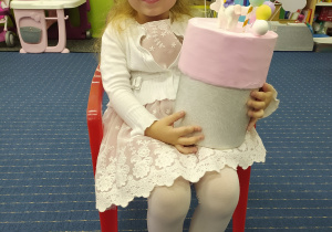Natalia pozuje do zdjęcia z tortem urodzinowym.