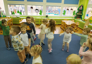 Dzieci tańczą dowolnie przy piosenkach dziecięcych.
