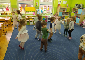 Dzieci tańczą dowolnie przy piosenkach dziecięcych.