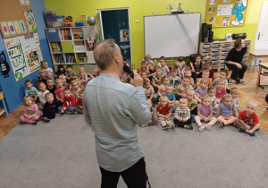 Pan Witek podczas tłumaczenia dzieciom charakterystyki tańców kubańskich.