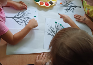 Malowanie palcami i mieszanie barw.