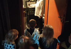 Dzieci poznają pracownię elektroakustyczną.