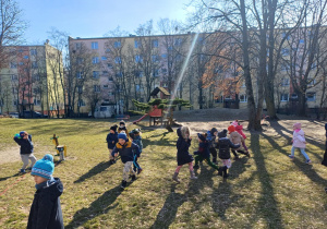 Grupka dzieci uciekających przed zbiciem piłką.