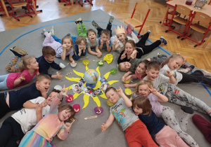 Zdjęcie grupowe dookoła słoneczka.