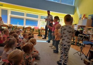 Dzieci siedzące jako widownia, a przed nimi inne dzieci.