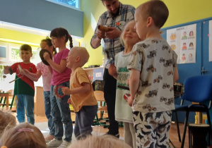 Wybrana grupa dzieci grająca na instrumentach perkusyjnych.