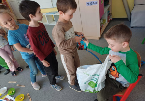Rozdawanie prezentów przez jubilata.