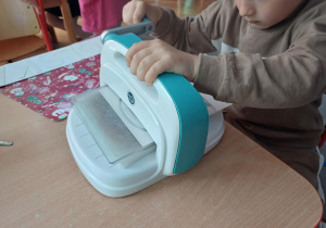Wycinanie liter przy pomocy maszyny do embossingu.