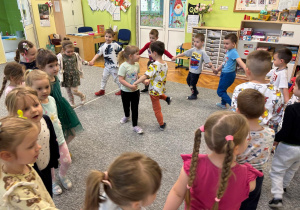 Wspólne zabawy przy piosenkach dziecięcych.