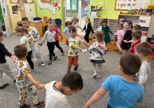 Wspólne zabawy przy piosenkach dziecięcych.