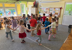 Dzieci bawią się przy piosenkach dziecięcych.