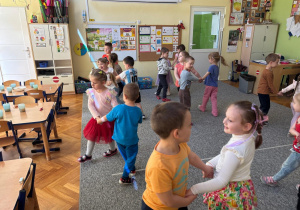Dzieci tańczą w parach przy piosenkach dziecięcych.