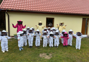 Przygotowania do wejścia do pasieki.