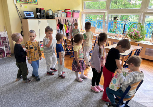 Dzieci składają życzenia urodzinowe Jubilatowi.