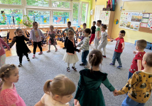 Wspólne zabawy przy piosenkach dziecięcych.