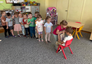 Dzieci składają życzenia imieninowe Oliwierowi.