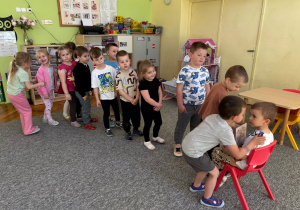 Dzieci składają życzenia imieninowe Oliwierowi.