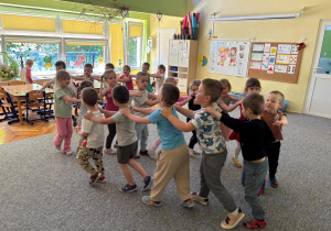 Wspólne zabawy przy piosence ,,Jedzie pociąg z daleka".